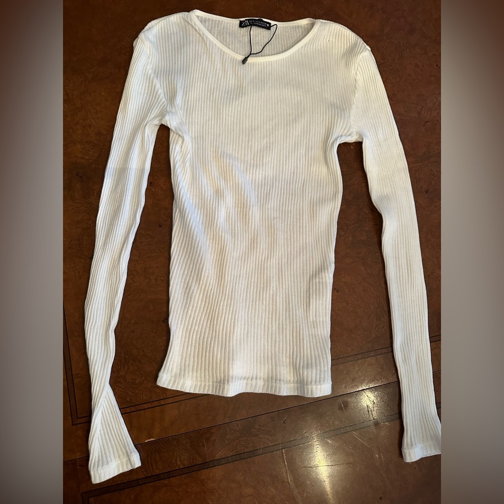 Zara long sleeve white ribbed shirt 
Never worn